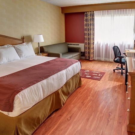 Ramada By Wyndham Sungai Toms Luaran gambar