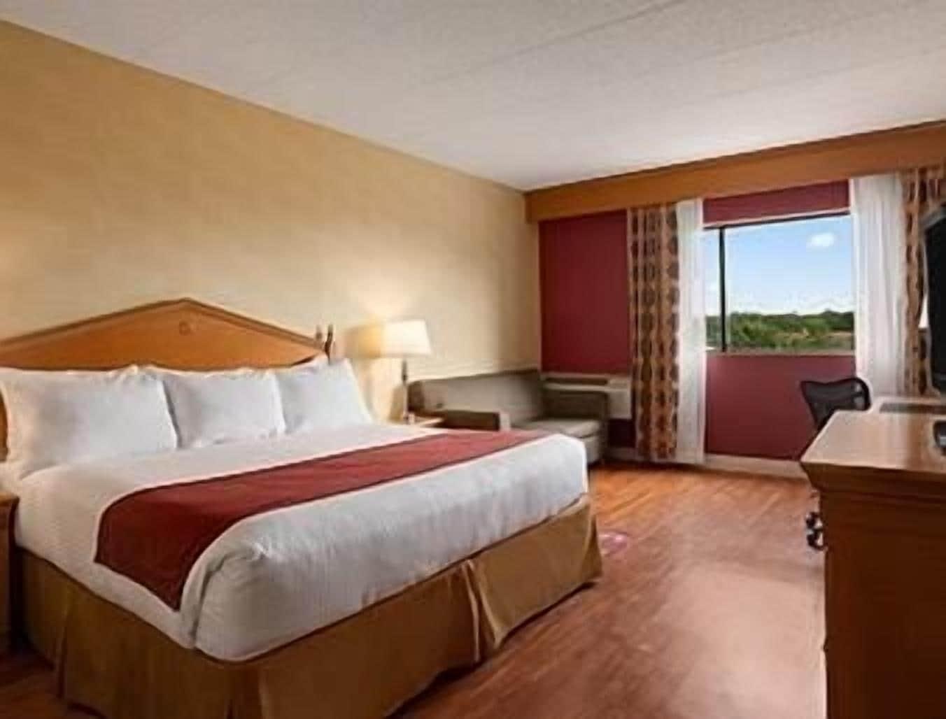 Ramada By Wyndham Sungai Toms Luaran gambar