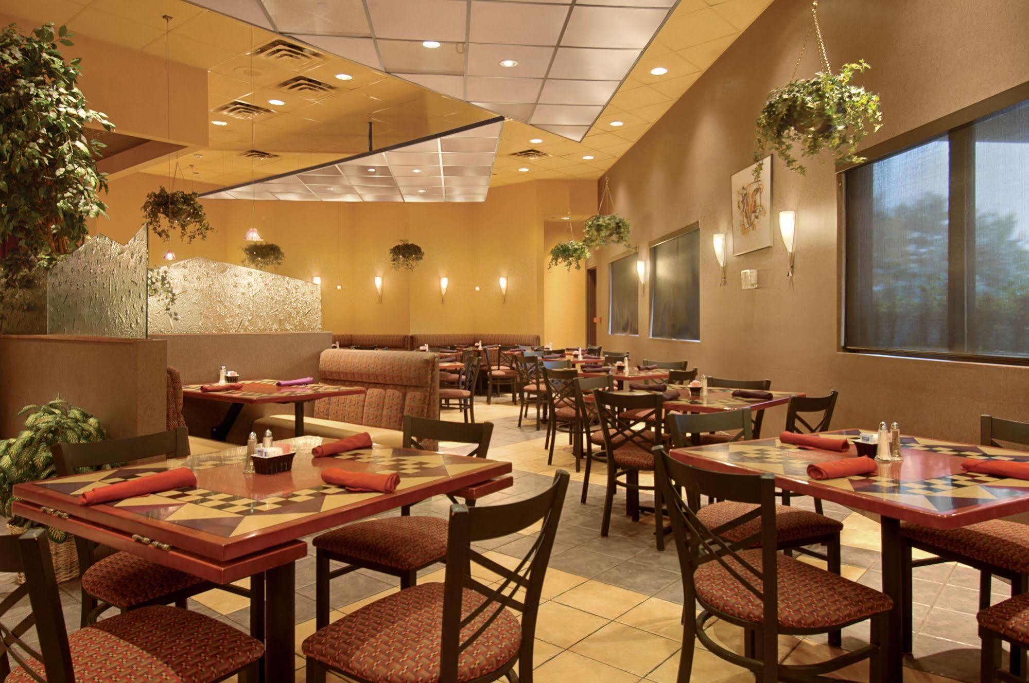 Ramada By Wyndham Sungai Toms Restoran gambar