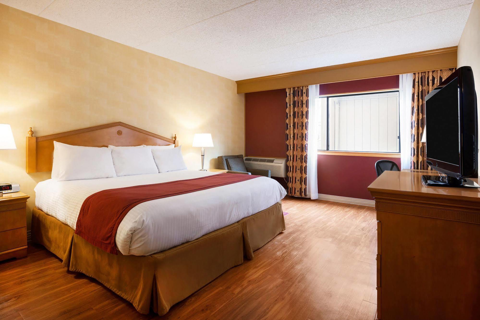 Ramada By Wyndham Sungai Toms Luaran gambar